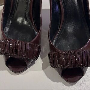 Burberry Peeptoe Ruffle Patent Leather Pumps Heels Burgundy Maroon Sz 38 (7.5)